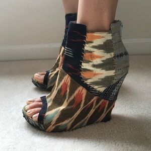 SOLD Aldo x Louie Tribal Wedges